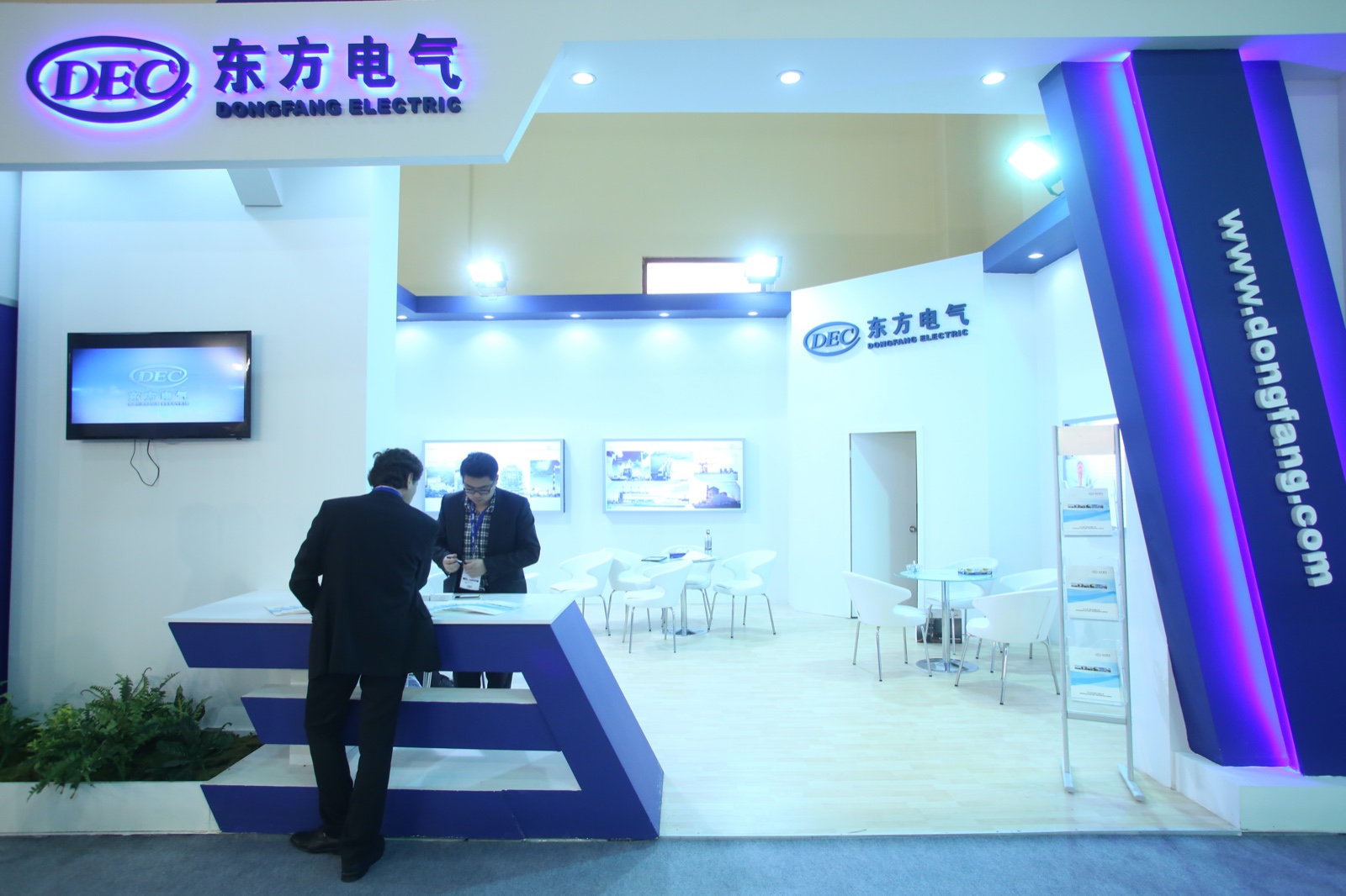 Mall display with digital screens